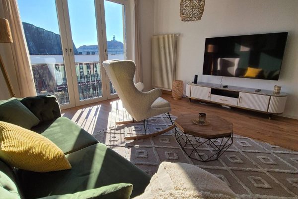 Couch im Wohnzimmer mit großer Fenster Front