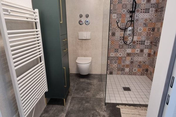 Dusche, Wc, Badezimmer im Apartment Dresden