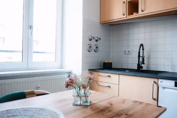 Esstisch in der Küche des Apartments