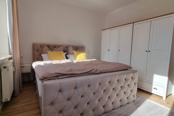 großes Doppelbett AirBnb Apartment Dresden