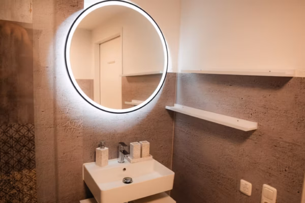 modern gestaltetes Bad im AirBnb Apartment