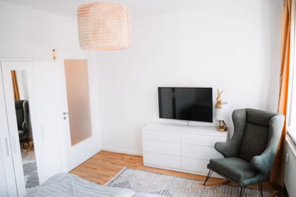 zweites Schlafzimmer mit Blick auf den Fernsehr